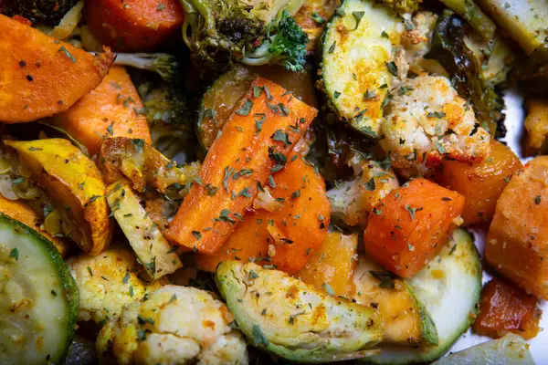 Tatlı patates, kabak, karnabahar, Brüksel lahanası, havuç, brokoli ve kırmızı biber gibi çeşitli sotelenmiş sebzeler.