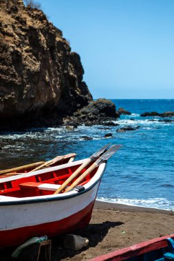 Santiago Adası, Cape Verde Cidade Velha 'daki Balıkçı Koyu sahilinde balıkçı tekneleri