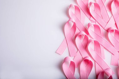 Beyaz arkaplanda pembe renkli kurdele var. Göğüs kanseri farkındalığının sembolü. Sağlık ve tıp konsepti. Önleyici önlemler. Kadın sağlığı