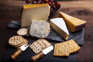 Peynir, kraker ve üzümlü peynir tabağı. 