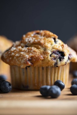 Tahta üzerinde yabanmersini olan kekler (muffinler). Sabah çayı ya da kahvaltı için lezzetli bir yaz tatlısı.