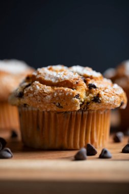 Tahta üzerinde çikolata parçacıkları olan kekler (kekler). Sabah çayı ya da kahvaltı için lezzetli bir yaz tatlısı.