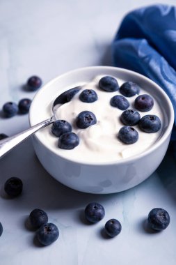 Yaban mersinli yoğurdun lezzetli sıvı dokusu. Kremalı süt ürünü..
