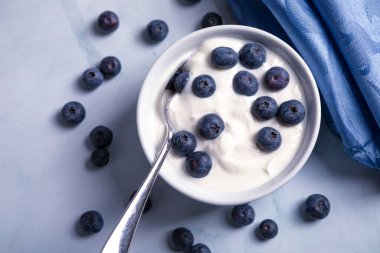 Yaban mersinli yoğurdun lezzetli sıvı dokusu. Kremalı süt ürünü..