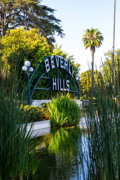 Beverly Hills tabelası Beverly Hills, CA 'de Santa Monica Bulvarı boyunca yer almaktadır.