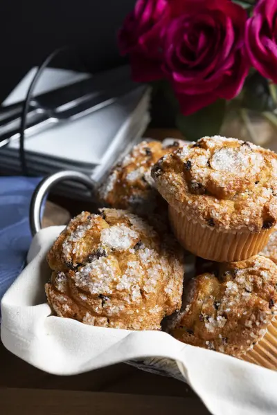 Tahta üzerinde çikolata parçacıkları olan kekler (kekler). Sabah çayı ya da kahvaltı için lezzetli bir yaz tatlısı.