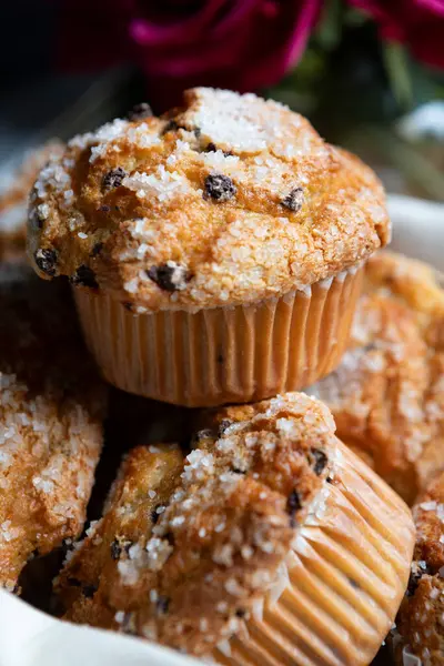 Tahta üzerinde çikolata parçacıkları olan kekler (kekler). Sabah çayı ya da kahvaltı için lezzetli bir yaz tatlısı.