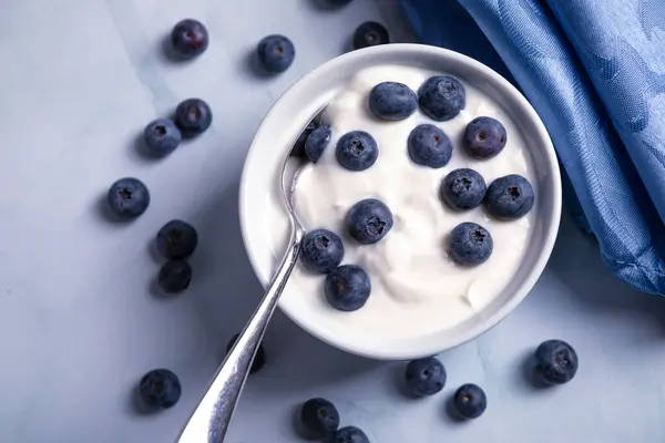 Yaban mersinli yoğurdun lezzetli sıvı dokusu. Kremalı süt ürünü..