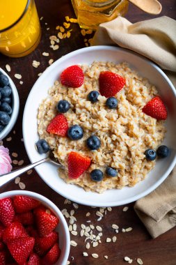 Sağlıklı beslenme konsepti, sağlıklı bir kase yulaf ezmesi.