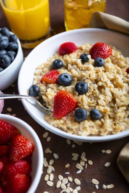 Bir kase yulaf ezmesi, yaban mersini ve yaban mersini..