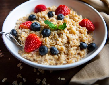 Bir kase yulaf ezmesi, yaban mersini ve yaban mersini..