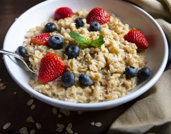 Bir kase yulaf ezmesi, yaban mersini ve yaban mersini..