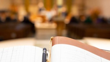 Kilise ayininde kayıt defteri. Katolik kilisesinde vurulmuş. Düğün başlığı sayfası veya kayıt defteri olan herhangi bir etkinlik için kullanılabilir..