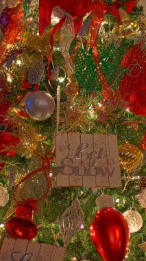 Kar etrafı süslesin.