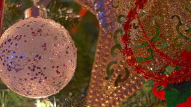 Beyaz bir Noel süslemesinin kapanışı