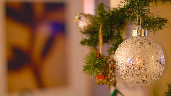 白いクリスマスの飾りが近くにあり 右にオフセット — ストック写真