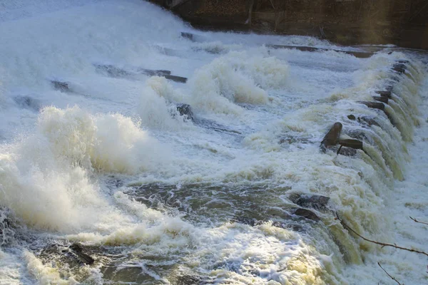 Gorge Metro Park 폭우가 댐에서 밀려오는 파도의 — 스톡 사진