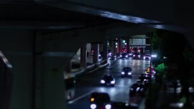 Tokyo 'daki şehir sokağındaki minyatür trafik sıkışıklığının bir gece zamanı. Yüksek kalite 4K görüntü. Minato bölgesi Roppongi Tokyo 09.05.2022 Tokyo 'da bir şehir caddesi.