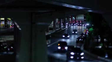 Tokyo Tilt kentsel caddesindeki minyatür trafik sıkışıklığının bir gece zamanı. Yüksek kalite 4K görüntü. Minato bölgesi Roppongi Tokyo 09.05.2022 Tokyo 'da bir şehir caddesi.