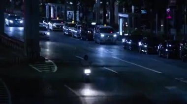 Tokyo 'daki şehir sokağındaki trafik sıkışıklığının gece kayması. Yüksek kalite 4K görüntü. Minato bölgesi Roppongi Tokyo 09.05.2022 Tokyo 'da bir şehir caddesi.