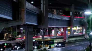 Tokyo 'daki şehir sokağındaki trafik sıkışıklığının bir gece zamanı. Yüksek kalite 4K görüntü. Minato bölgesi Roppongi Tokyo 09.05.2022 Tokyo 'da bir şehir caddesi.