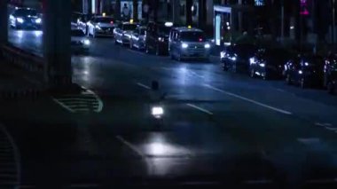Tokyo 'daki şehir sokağındaki trafik sıkışıklığının gece kayması. Yüksek kalite 4K görüntü. Minato bölgesi Roppongi Tokyo 09.05.2022 Tokyo 'da bir şehir caddesi.
