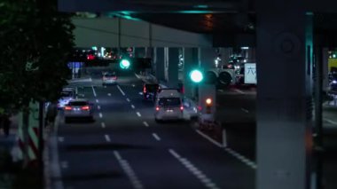 Tokyo 'daki şehir sokağındaki minyatür trafik sıkışıklığının bir gece zamanı. Yüksek kalite 4K görüntü. Minato bölgesi Roppongi Tokyo 09.05.2022 Tokyo 'da bir şehir caddesi.