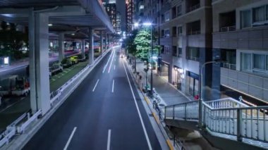 Tokyo 'daki şehir sokağındaki trafik sıkışıklığının gece görüntüsü. Yüksek kalite 4K görüntü. Minato bölgesi Roppongi Tokyo 09.05.2022 Tokyo 'da bir şehir caddesi.