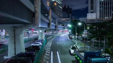 Tokyo 'daki şehir sokağındaki trafik sıkışıklığının gece görüntüsü. Yüksek kalite 4K görüntü. Minato bölgesi Roppongi Tokyo 09.05.2022 Tokyo 'da bir şehir caddesi.