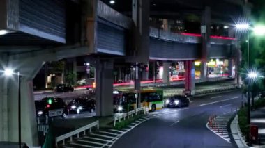 Tokyo Tilt kentsel caddesindeki trafik sıkışıklığının gece vakti. Yüksek kalite 4K görüntü. Minato bölgesi Roppongi Tokyo 09.05.2022 Tokyo 'da bir şehir caddesi.