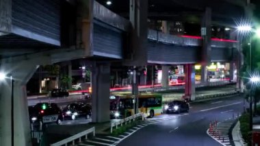 Tokyo yakınlarındaki şehir sokağındaki trafik sıkışıklığının gece zamanı. Yüksek kalite 4K görüntü. Minato bölgesi Roppongi Tokyo 09.05.2022 Tokyo 'da bir şehir caddesi.