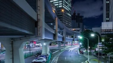 Tokyo 'daki şehir sokağındaki trafik sıkışıklığının gece görüntüsü. Yüksek kalite 4K görüntü. Minato bölgesi Roppongi Tokyo 09.05.2022 Tokyo 'da bir şehir caddesi.
