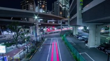 Tokyo 'daki şehir sokağındaki trafik sıkışıklığının gece görüntüsü. Yüksek kalite 4K görüntü. Minato bölgesi Roppongi Tokyo 09.05.2022 Tokyo 'da bir şehir caddesi.