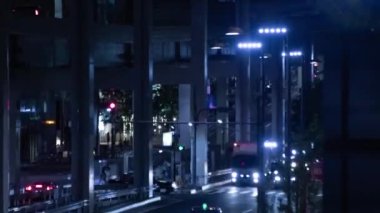 Tokyo 'daki şehir sokağındaki trafik sıkışıklığının gece kayması. Yüksek kalite 4K görüntü. Minato bölgesi Roppongi Tokyo 09.05.2022 Tokyo 'da bir şehir caddesi.
