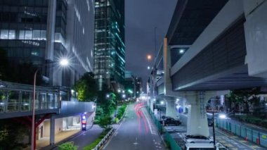 Tokyo 'daki şehir sokağındaki trafik sıkışıklığının gece saatleri. Yüksek kalite 4K görüntü. Minato bölgesi Roppongi Tokyo 09.05.2022 Tokyo 'da bir şehir caddesi.