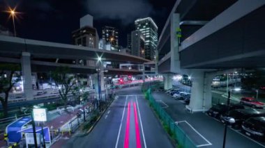 Tokyo 'daki şehir sokağındaki trafik sıkışıklığının gece saatleri. Yüksek kalite 4K görüntü. Minato bölgesi Roppongi Tokyo 09.05.2022 Tokyo 'da bir şehir caddesi.