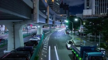 Tokyo 'daki şehir sokağındaki trafik sıkışıklığının gece saatleri. Yüksek kalite 4K görüntü. Minato bölgesi Roppongi Tokyo 09.05.2022 Tokyo 'da bir şehir caddesi.