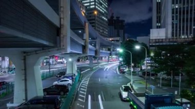 Tokyo 'daki şehir sokağındaki trafik sıkışıklığının gece saatleri. Yüksek kalite 4K görüntü. Minato bölgesi Roppongi Tokyo 09.05.2022 Tokyo 'da bir şehir caddesi.