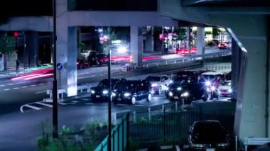 Tokyo Tilt kentsel caddesindeki trafik sıkışıklığının gece vakti. Yüksek kalite 4K görüntü. Minato bölgesi Roppongi Tokyo 09.05.2022 Tokyo 'da bir şehir caddesi.