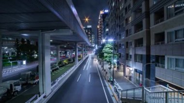 Tokyo 'daki şehir sokağındaki trafik sıkışıklığının gece görüntüsü. Yüksek kalite 4K görüntü. Minato bölgesi Roppongi Tokyo 09.05.2022 Tokyo 'da bir şehir caddesi.