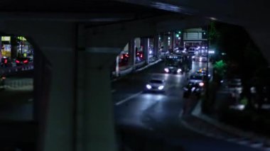 Tokyo 'daki şehir sokağındaki minyatür trafik sıkışıklığının gece zamanı. Yüksek kalite 4K görüntü. Minato bölgesi Roppongi Tokyo 09.05.2022 Tokyo 'da bir şehir caddesi.
