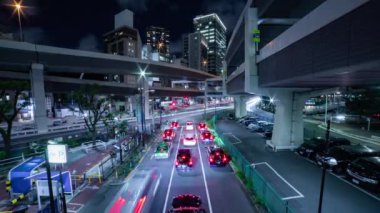 Tokyo 'daki şehir sokağındaki trafik sıkışıklığının gece görüntüsü. Yüksek kalite 4K görüntü. Minato bölgesi Roppongi Tokyo 09.05.2022 Tokyo 'da bir şehir caddesi.