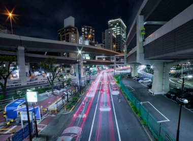Tokyo 'daki şehir caddesinde gece trafiği sıkışıklığı. Yüksek kalite fotoğraf. Minato bölgesi Roppongi Tokyo 09.05.2022 Tokyo 'da bir şehir caddesi.