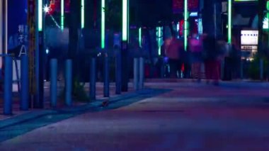 Shinjuku Tokyo 'nun neon kasabasındaki kalabalığın gece vakti. Shinjuku bölgesi Tokyo Japonya 09.26.2022. Yüksek kalite 4k görüntü