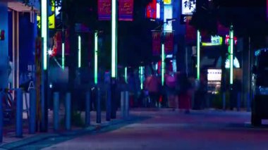 Shinjuku Tokyo 'nun neon kasabasındaki kalabalığın gece vakti. Shinjuku bölgesi Tokyo Japonya 09.26.2022. Yüksek kalite 4k görüntü