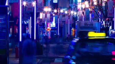 Shinjuku Tokyo 'nun neon kasabasındaki kalabalığın gece vakti. Shinjuku bölgesi Tokyo Japonya 09.26.2022. Yüksek kalite 4k görüntü