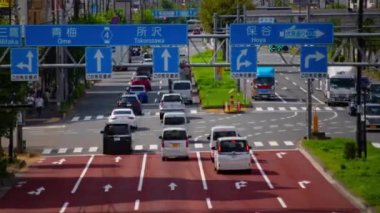 Tokyo 'daki şehir sokağındaki trafik sıkışıklığının zamanlaması. Yüksek kalite 4K görüntü. Tokyo Japonya 09.27.2022 Tokyo 'da bir şehir caddesi..