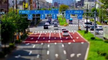 Tokyo 'daki şehir caddesindeki minyatür trafik sıkışıklığının zamanı. Yüksek kalite 4K görüntü. Tokyo Japonya 09.27.2022 Tokyo 'da bir şehir caddesi..