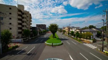 Tokyo 'daki şehir sokağındaki trafik sıkışıklığının zaman çizelgesi. Yüksek kalite 4K görüntü. Tokyo Japonya 09.27.2022 Tokyo 'da bir şehir caddesi..