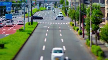 Tokyo 'daki şehir caddesindeki minyatür trafik sıkışıklığının zamanı. Yüksek kalite 4K görüntü. Tokyo Japonya 09.27.2022 Tokyo 'da bir şehir caddesi..